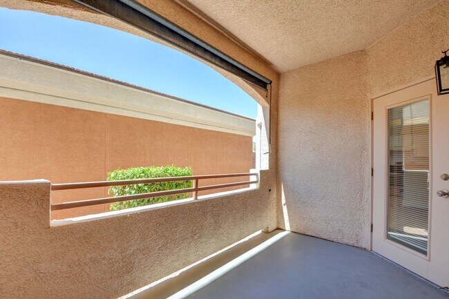 Building Photo - Beautiful 2BR / 2BA Renovated / Modern Condo In A Gated Complex.