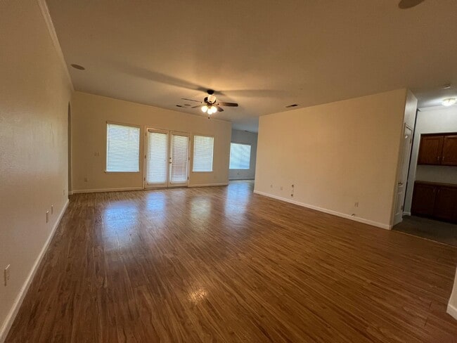 Building Photo - 623 W Meadow Ln
