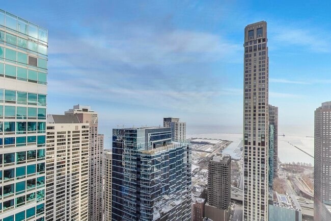 Building Photo - 512 N McClurg Ct