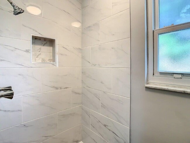 Building Photo - Beautiful 2/2 ~1000Sq. Ft. with NEW floors...