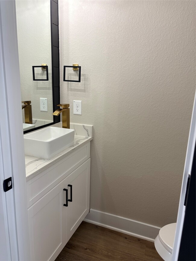 Building Photo - 2105 Esther Dr