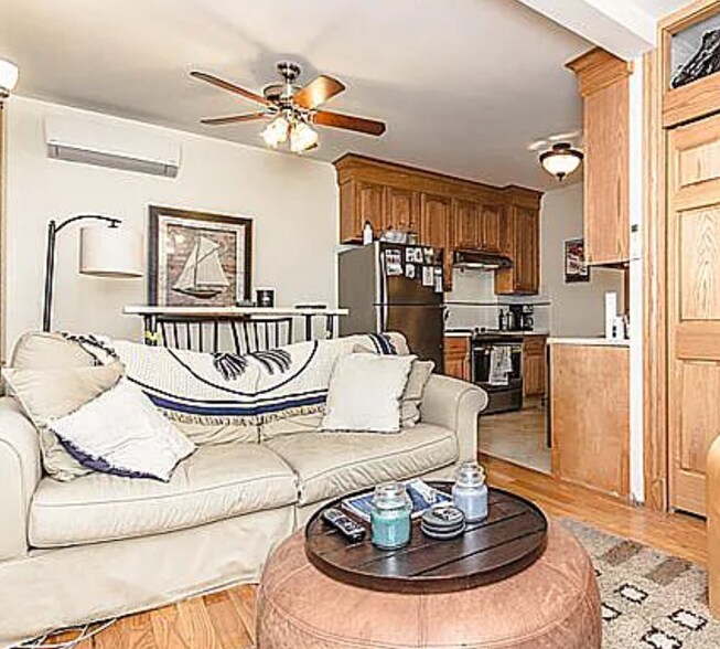 Building Photo - 137 Charles St