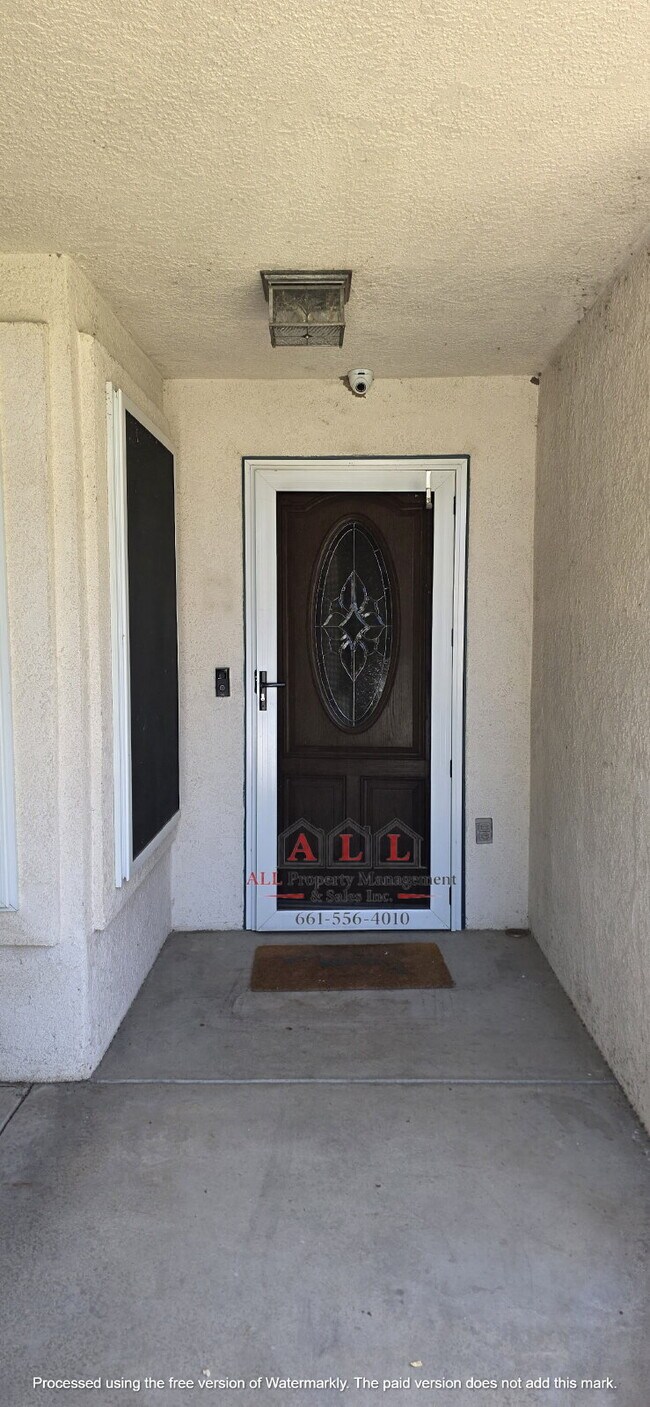 Building Photo - 3 Bed | 2 Bath Home with Office, Sunroom, Outdoor Kitchen & Backyard Oasis