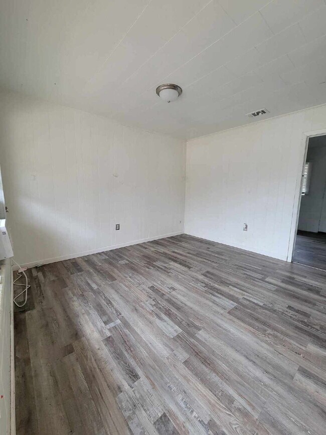 Building Photo - 2/1 located in Leakesville