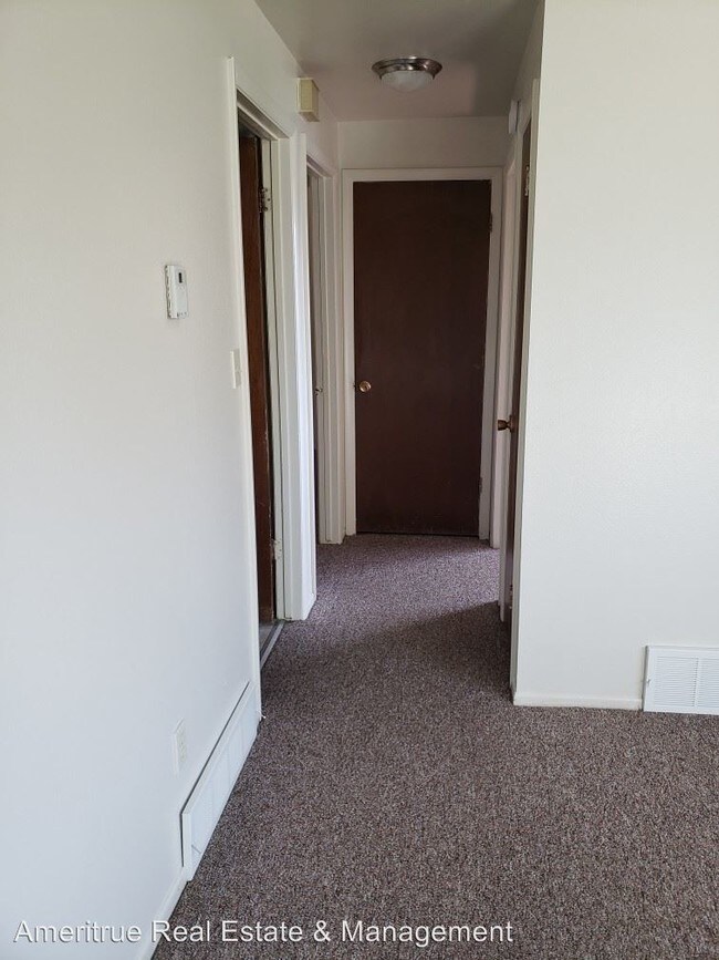 Building Photo - 2 br, 1 bath Apartment - 650 E. 200 N.