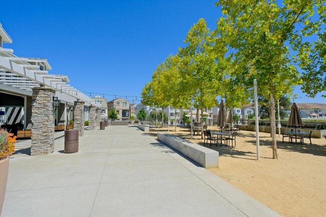 Building Photo - Beautiful end unit 4 bedroom condo in Dublin