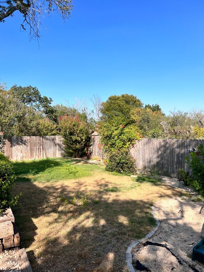 Building Photo - Beautiful Home In Oak Hollow Estates