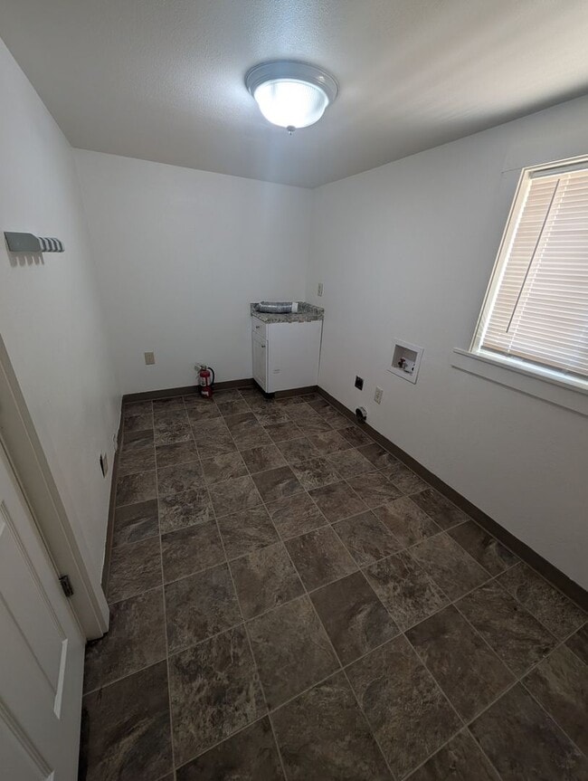Building Photo - 2 Bedroom 1 Bath House