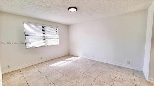 Building Photo - 501 Racquet Club Rd