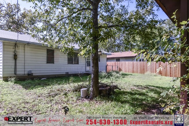 Building Photo - 3-Bedroom Home with  Hardwood Floors and S...