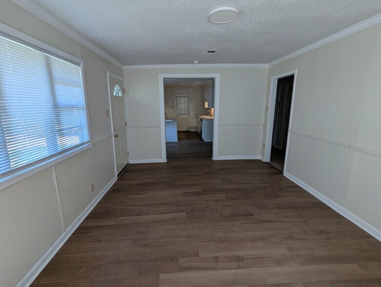 Building Photo - 1615 Dawnview Ln