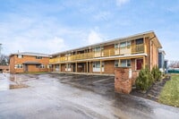 Building Photo - 558 Riverview Dr