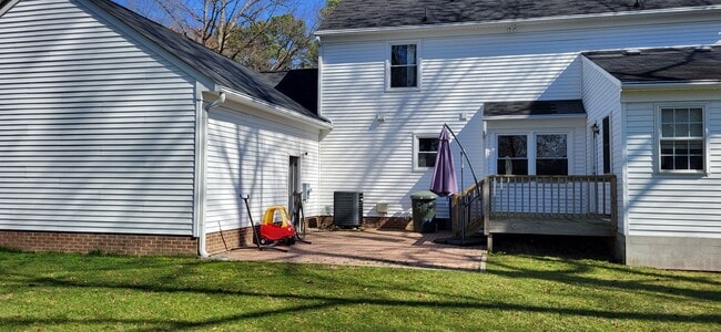 Building Photo - Spacious Home in Quiet Neighborhood