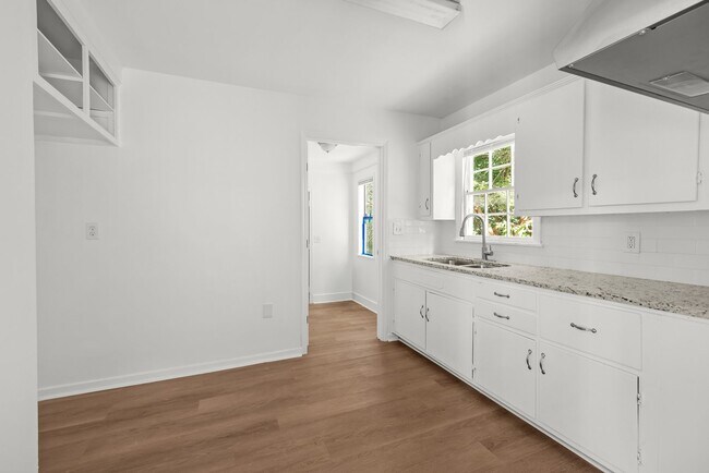 Building Photo - Fully Renovated Center Point Bungalow