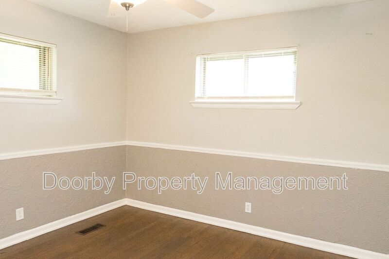Building Photo - 730 Roberta Dr