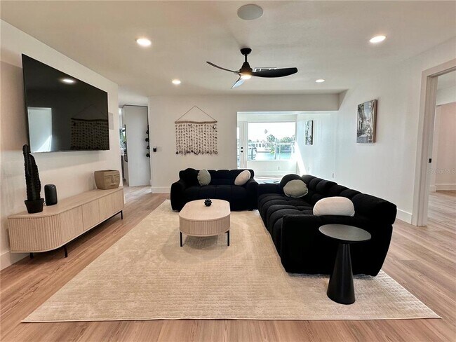Building Photo - 320 Palm Island NE