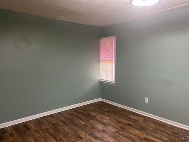 Building Photo - 409 Forest Lake Dr