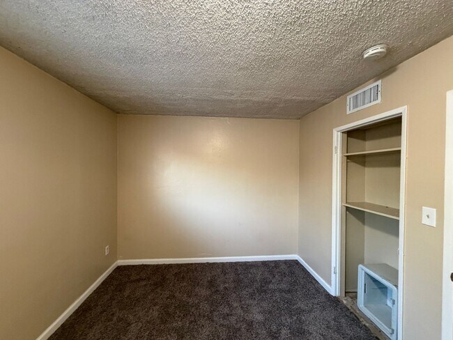 Building Photo - Affordable 3 BD 2 BA house in SW Bakersfield on a corner lot