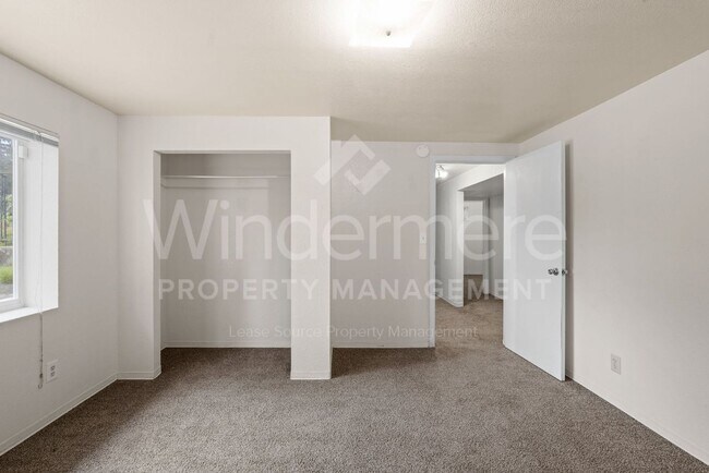 Building Photo - Charming 4-Bedroom Home with Garage & Spacious Yard!