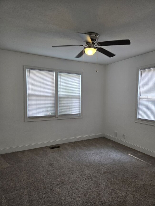 Building Photo - Lovely 3 Bedroom Home Available Now