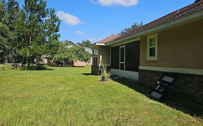 Building Photo - 885 SW Jaguar Dr