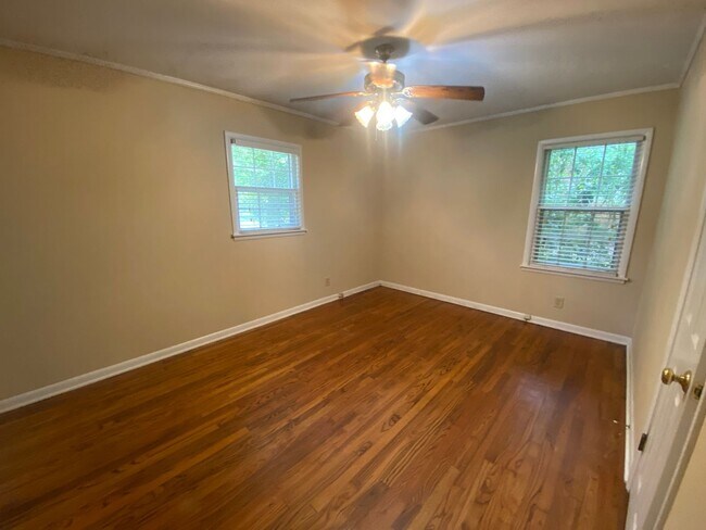 Building Photo - Charming Home Available in August!