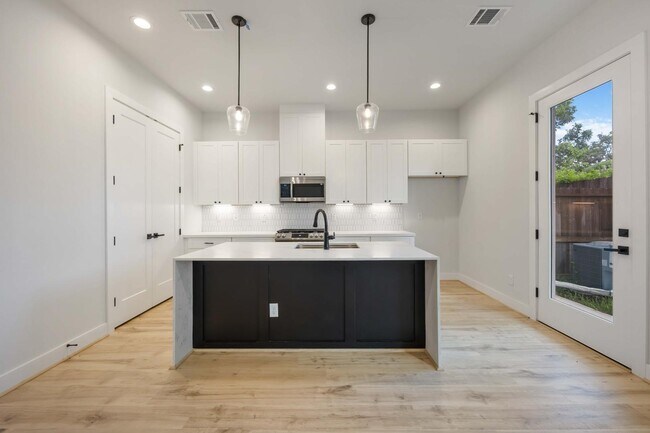 Building Photo - 6119 Campo Vista Dr