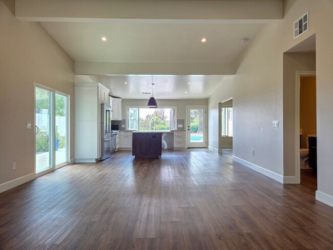Building Photo - Stunning Coastal Retreat in Oceanside with...