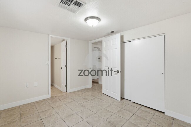 Building Photo - Welcome home to this beautifully updated 3-bedroom, 2-bathroom