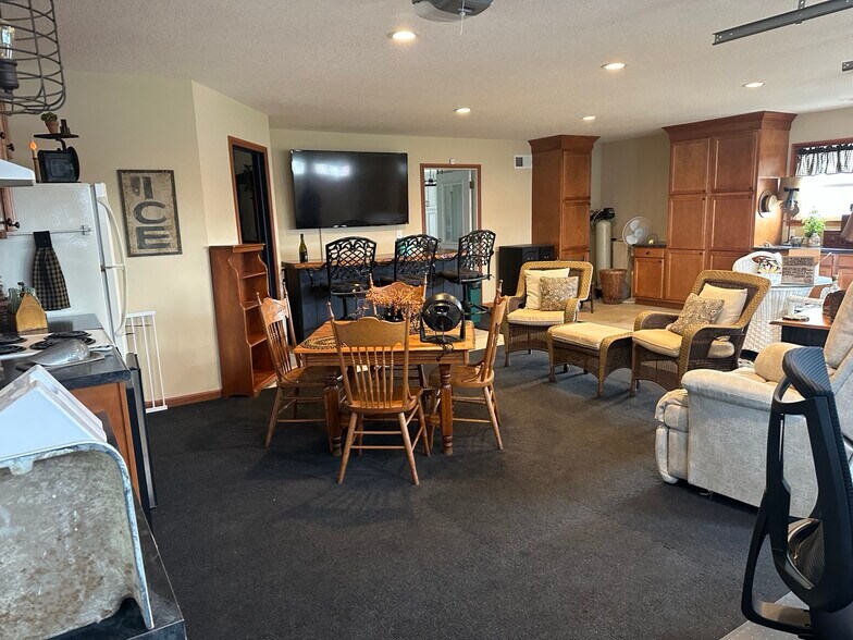 Building Photo - 7712 Walnut St