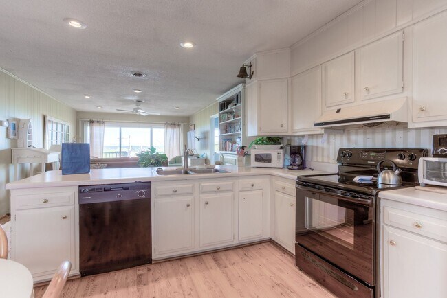 Building Photo - VINTAGE BEACHFRONT COTTAGE AVAILABLE MARCH AND APRIL