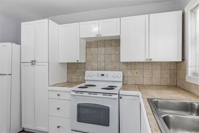 Building Photo - 6802 Larmon St