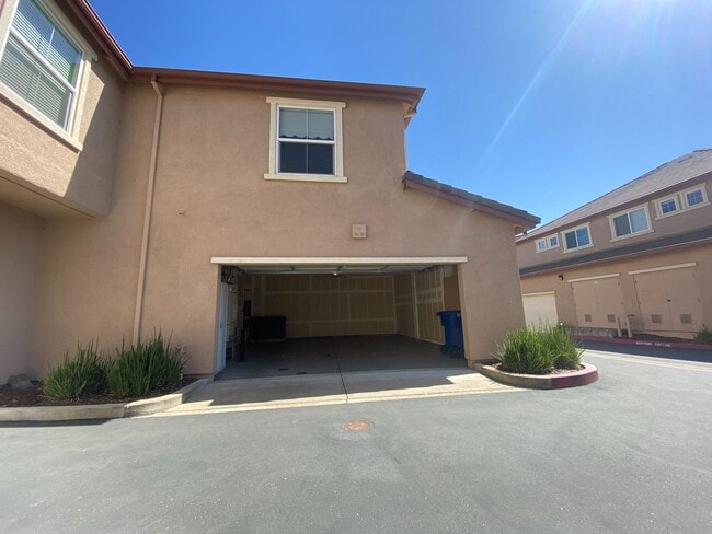Building Photo - Spacious 2BD Condo with Loft & 2-Car Garage Near Intel and Willow Hill Park