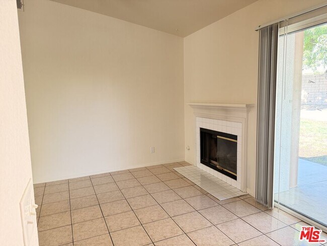 Building Photo - 3246 N Laurel Ave
