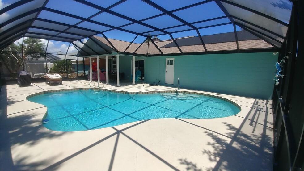 Pool under screen house - 47 Sea Island Dr N