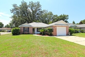 Building Photo - Northeast Pensacola 3/2 with Garage, Sunro...