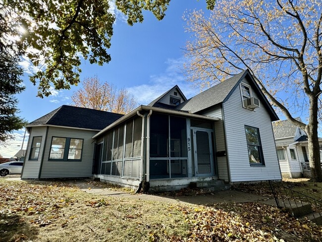 Primary Photo - 915 W Taylor St