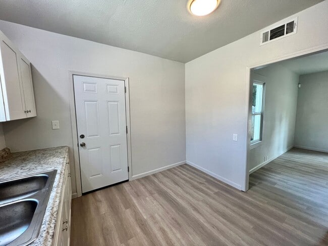 Building Photo - Charming 2 Bedroom, 1 Bathroom Home - Refreshed Interior