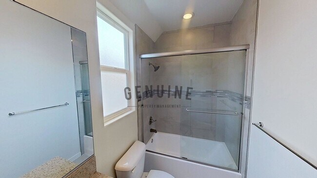 Building Photo - 3Bd 2.5Ba Townhouse w/Rooftop Deck