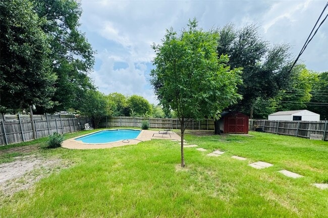 Building Photo - 2129 Diane Dr