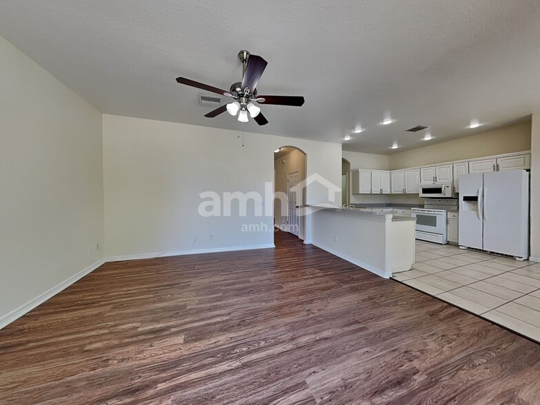 Building Photo - 8523 Deer Chase Dr