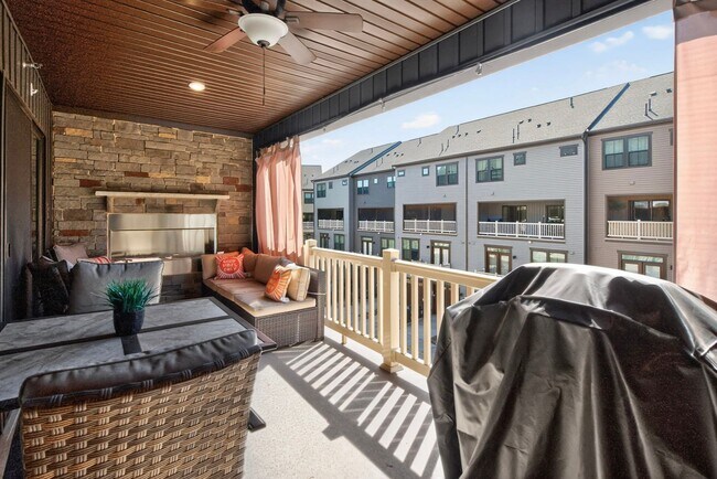 Building Photo - Luxurious 3 Bed 2.5 Bath Townhome In Beautiful Foster's Glen