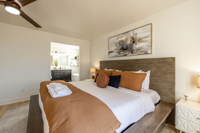 Building Photo - 1157 E Sego Lily Dr