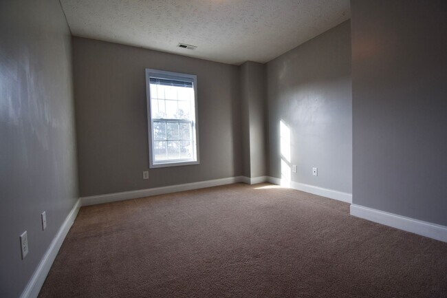 Building Photo - 4 bedroom, 2.5 bathroom Home!