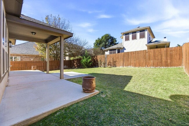 Building Photo - Spacious 4 bed 2.5 bath home available for rent