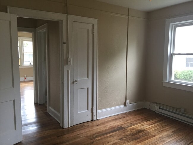 Building Photo - 1400- B Summit Ave