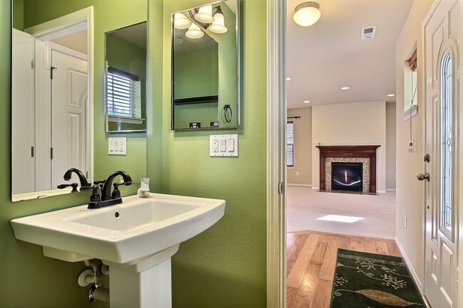 Building Photo - Open Floor Plan Home!  3 Bedroom, 2.5 bath with Loft
