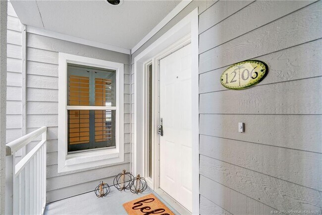 Building Photo - 184 NE Edgewater Dr