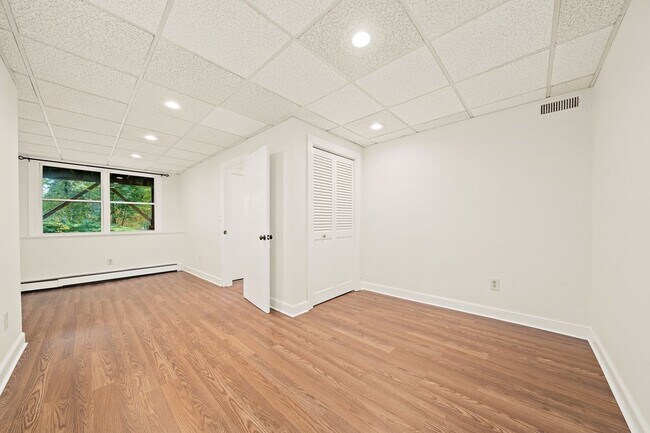 Building Photo - 11 Suban Pl