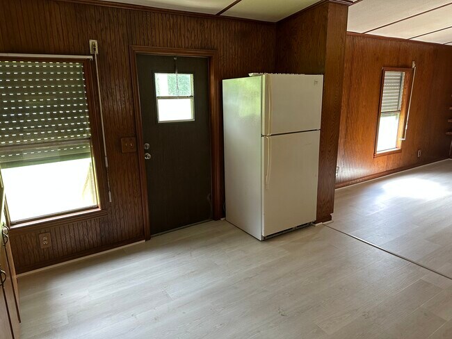 Building Photo - 1053 Pointe Claire Dr